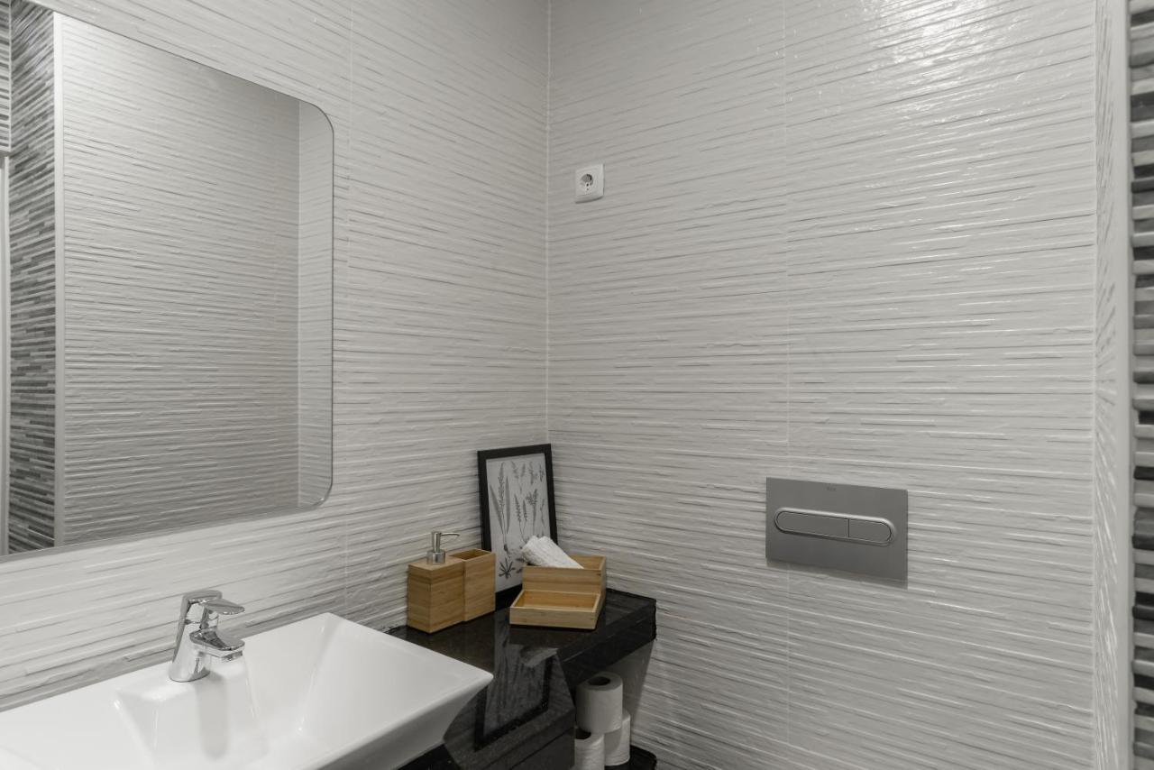 Charming Apartment- Authentic Experience In Graca Lisbon Luaran gambar