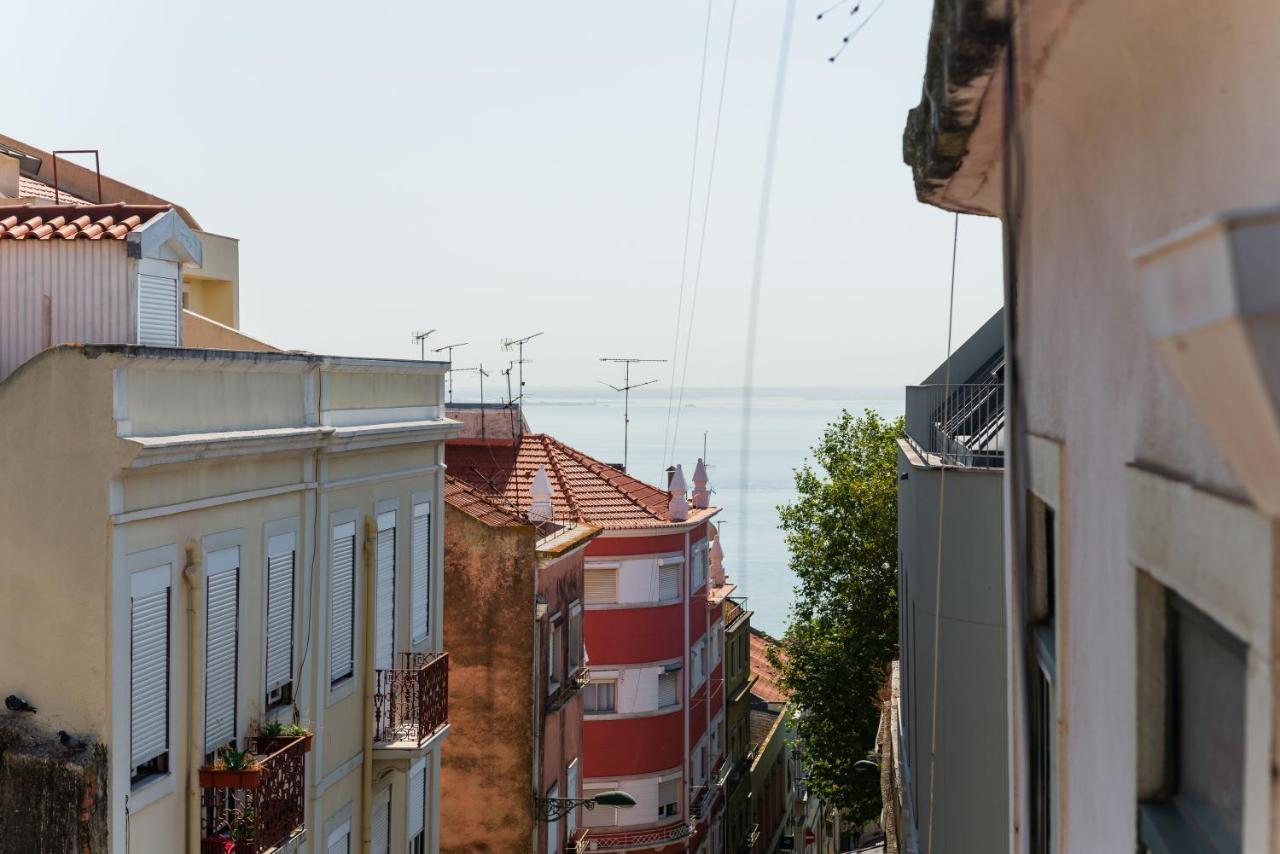 Charming Apartment- Authentic Experience In Graca Lisbon Luaran gambar